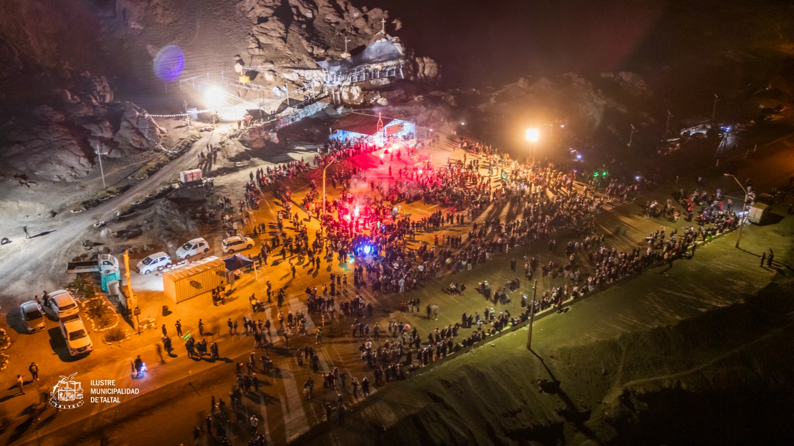 Procesión nocturna con bailes religiosos y tambores en calle principal Fiesta Virgen de Lourdes La Puntilla Taltal febrero 2026