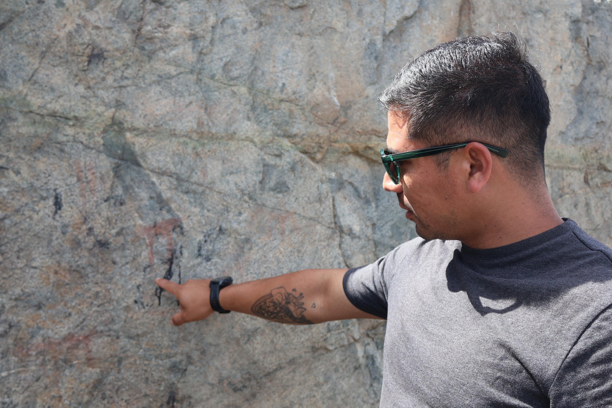 Registro y señalización de pinturas rupestres en el Sitio Patrimonial Los Vientos, tramo Taltal–Paposo.