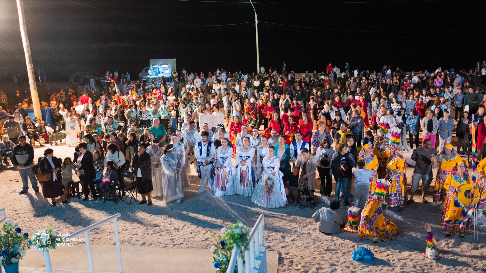 Bailes religiosos indígenas con velas y trajes tradicionales en procesión Fiesta Virgen de Lourdes La Puntilla Taltal 2026