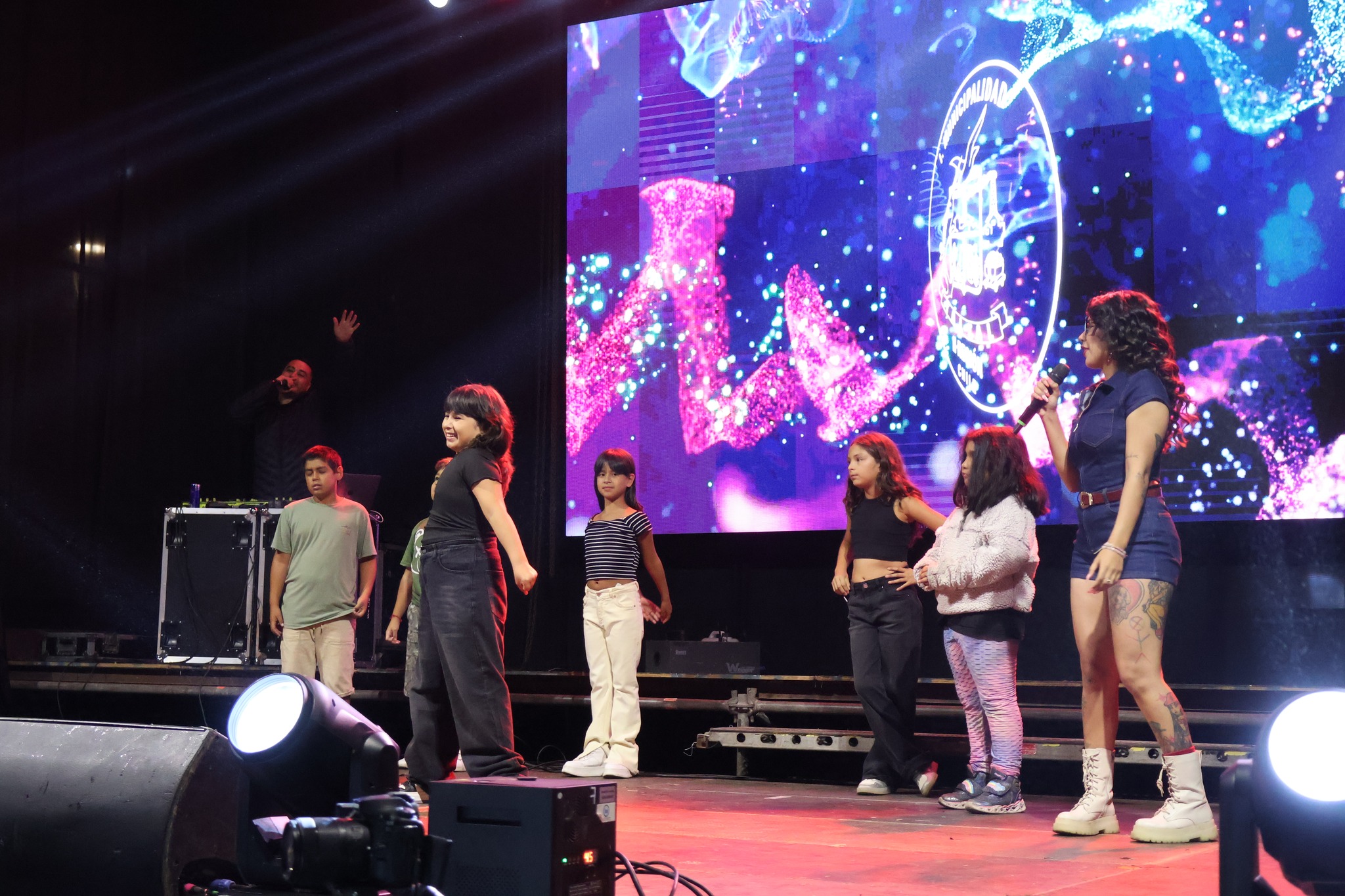 Actividad participativa con jóvenes en el escenario de la Gran Noche Juvenil Taltal 2026