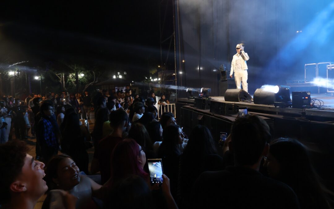 Gran Noche Juvenil Taltal 2026 convocó a cientos de jóvenes con música urbana, danza y talento local en la Plaza de Armas