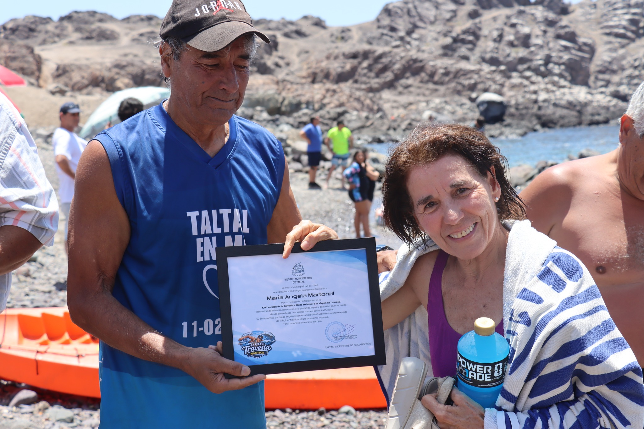 Tarzán Álvarez y María Ángela Martorell celebran con diploma tras travesía a nado Virgen de Lourdes La Puntilla Taltal febrero 2026.