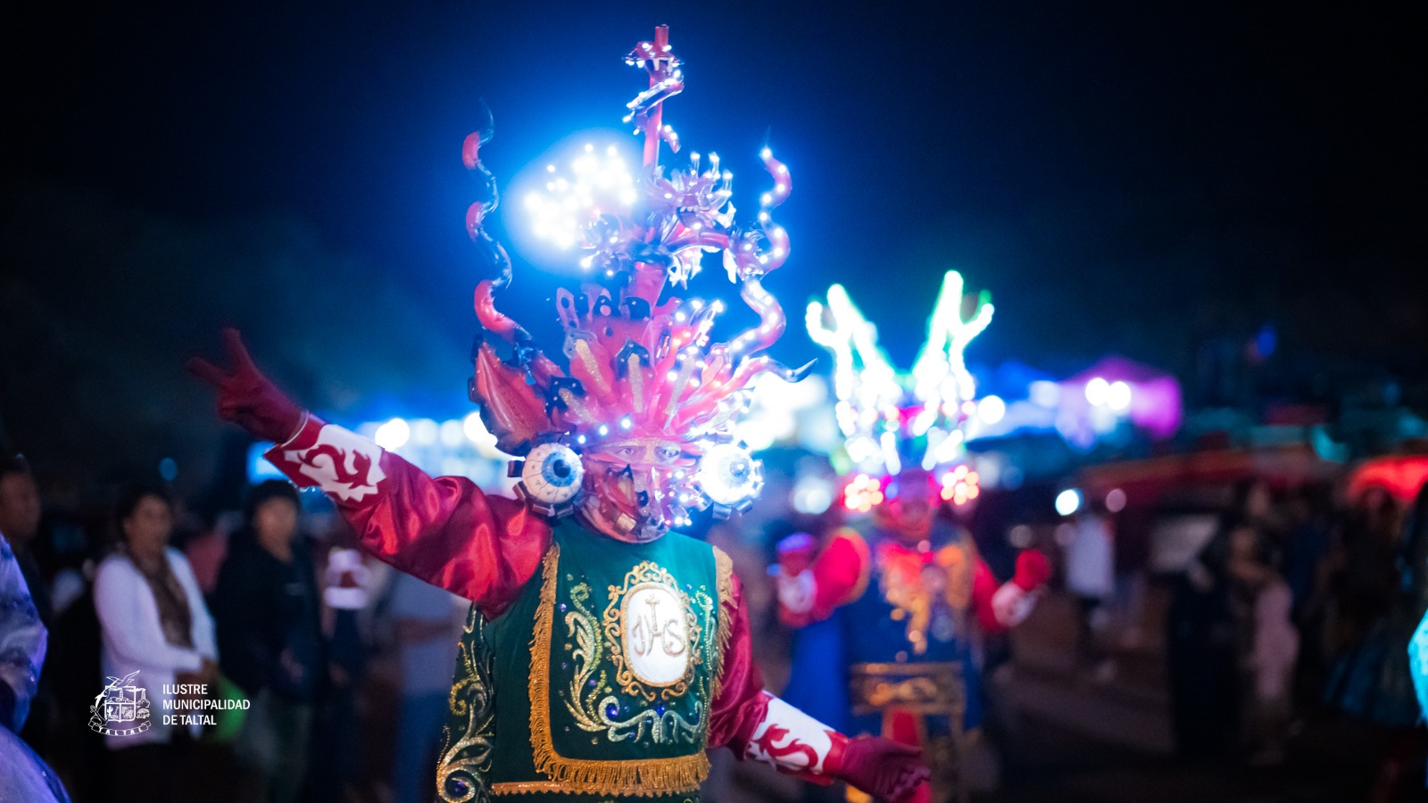Máscara artesanal iluminada diablada nortina en baile religioso durante Fiesta Virgen de Lourdes sector La Puntilla Taltal 2026