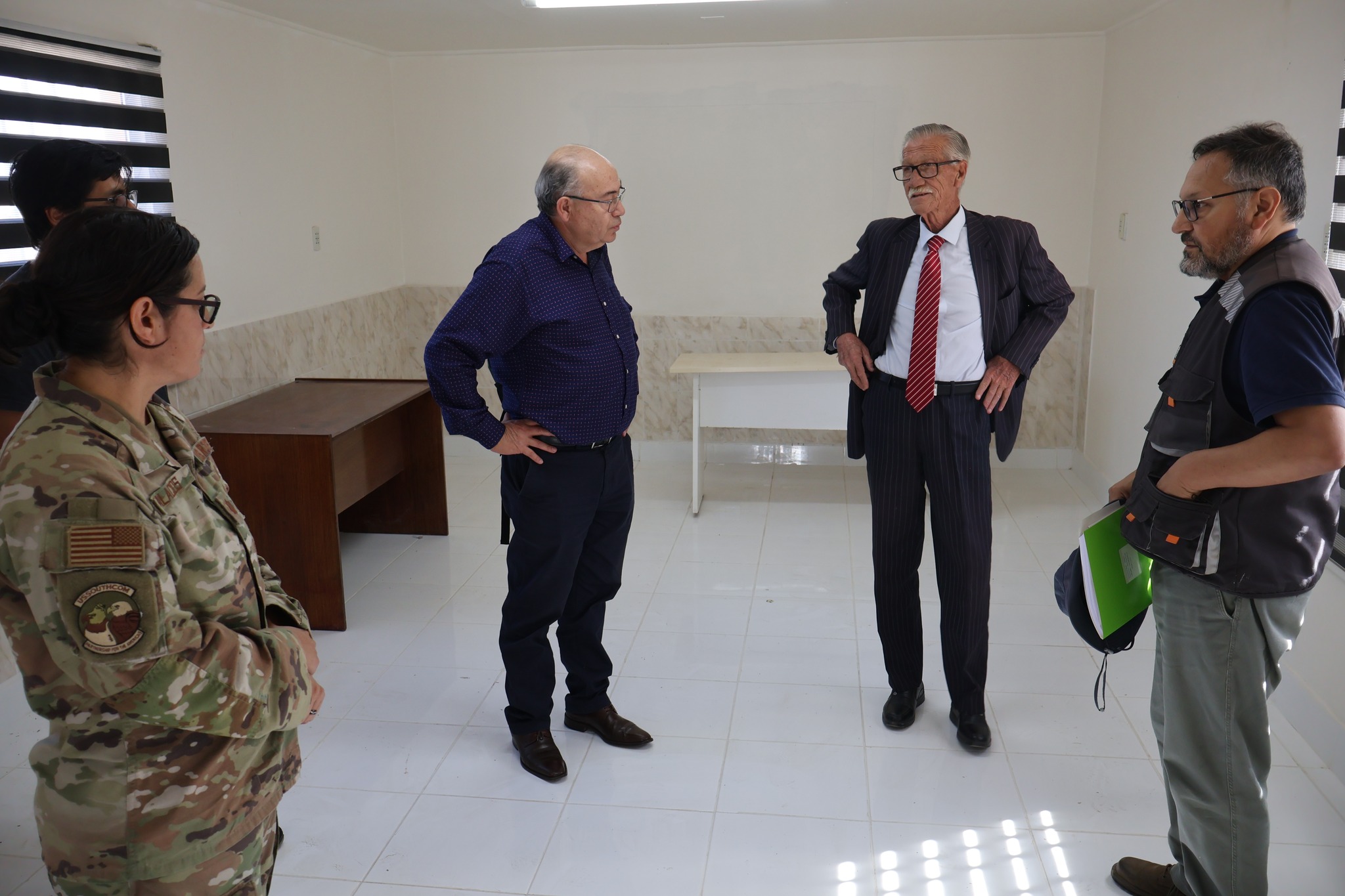 Alcalde de Taltal, Mario Acuña Villalobos revisando antecedentes tecnicos del proyecto de camara hiperbarica junto a equipo en visita a Paposo Taltal 2026.
