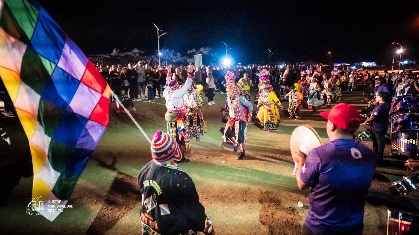Bailes religiosos con trajes coloridos y plumas danzando en formación durante Fiesta Virgen de Lourdes La Puntilla Taltal febrero 2026