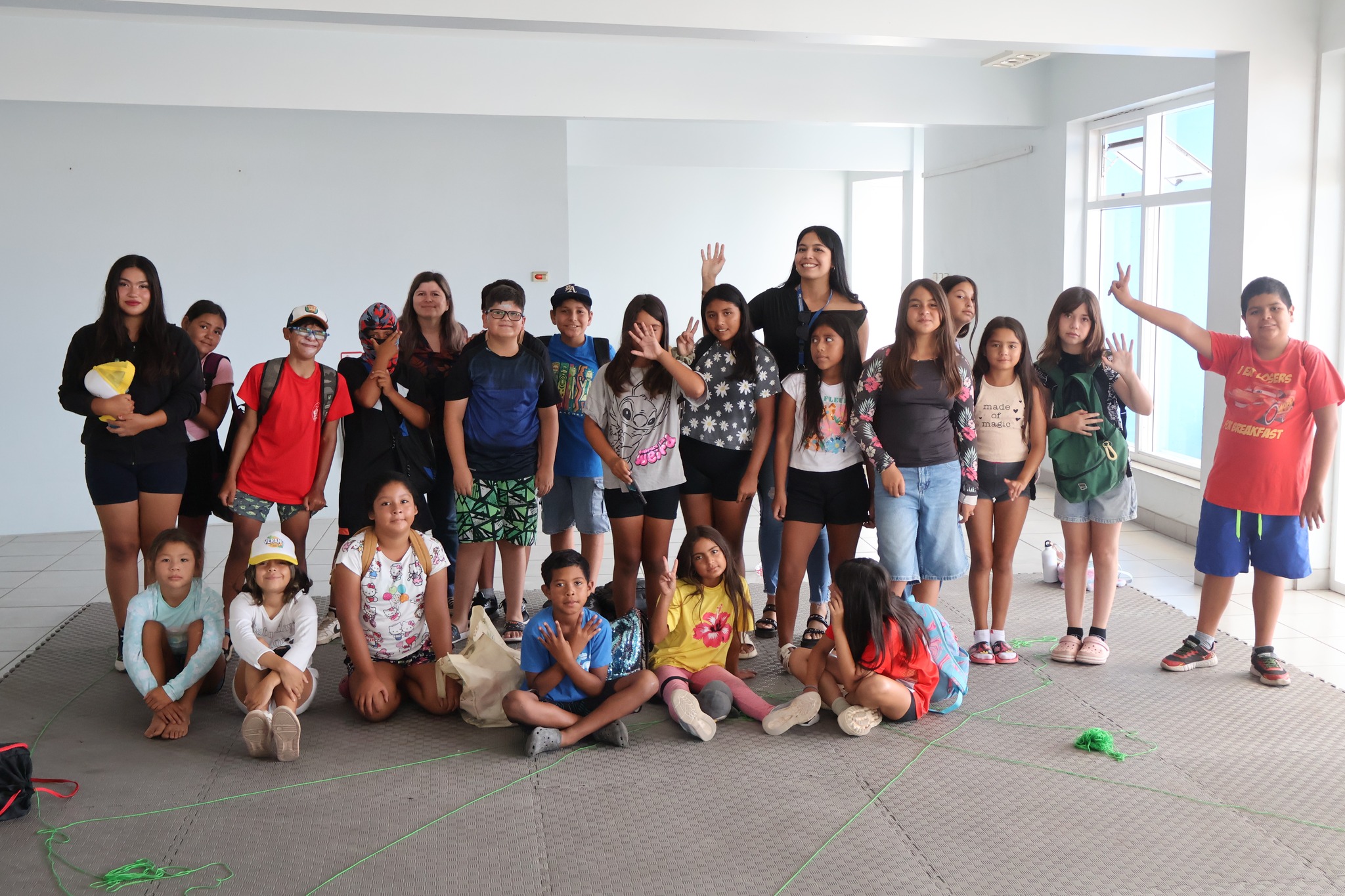 Foto grupal de niños y niñas junto al equipo de SENDA Previene Taltal durante el cierre del ciclo de talleres de autocuidado y manejo de emociones en la Escuela de Verano Municipal 2026.