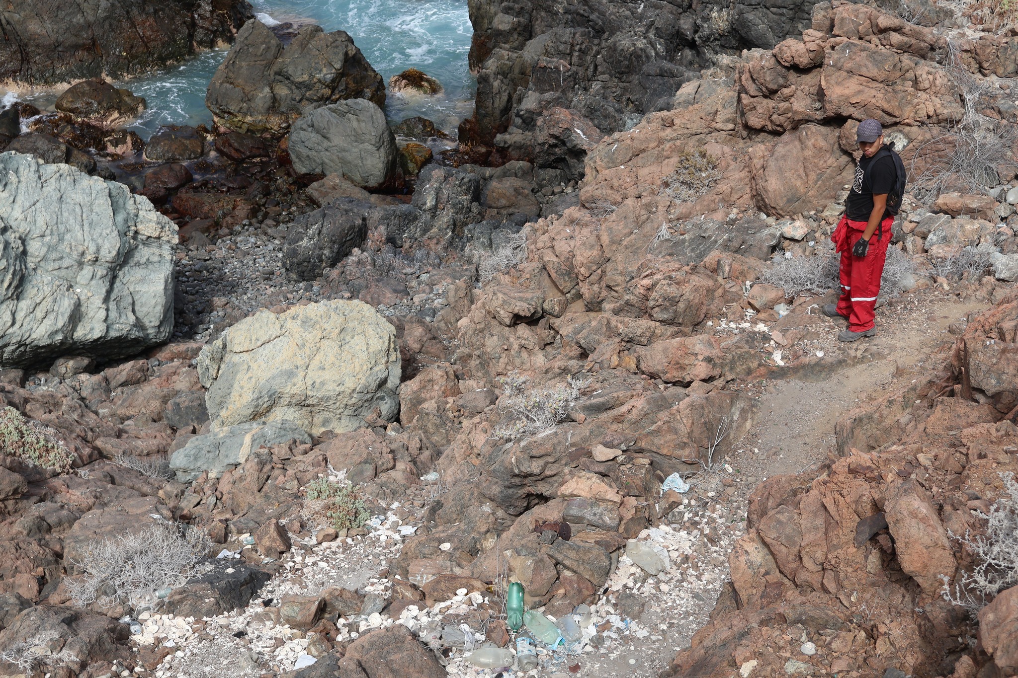 Acopio y traslado de bolsas con residuos recolectados en el borde costero de Taltal, sector Los Vientos.
