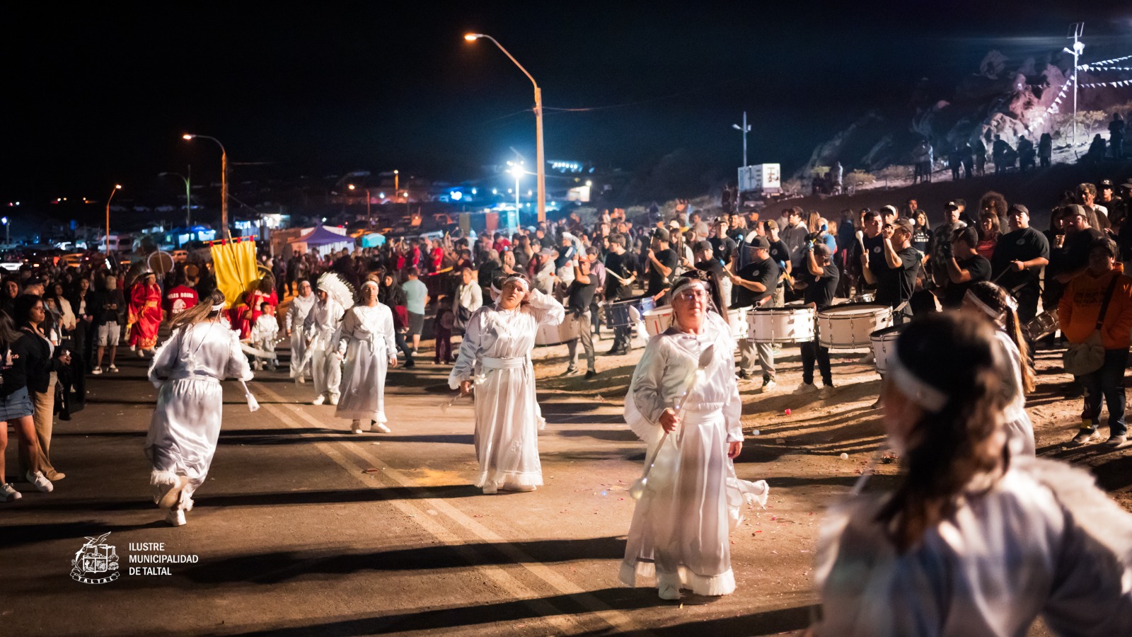 Vista aérea de miles de fieles y bailes religiosos rodeando la imagen de Virgen de Lourdes en gruta sector La Puntilla Taltal 2026