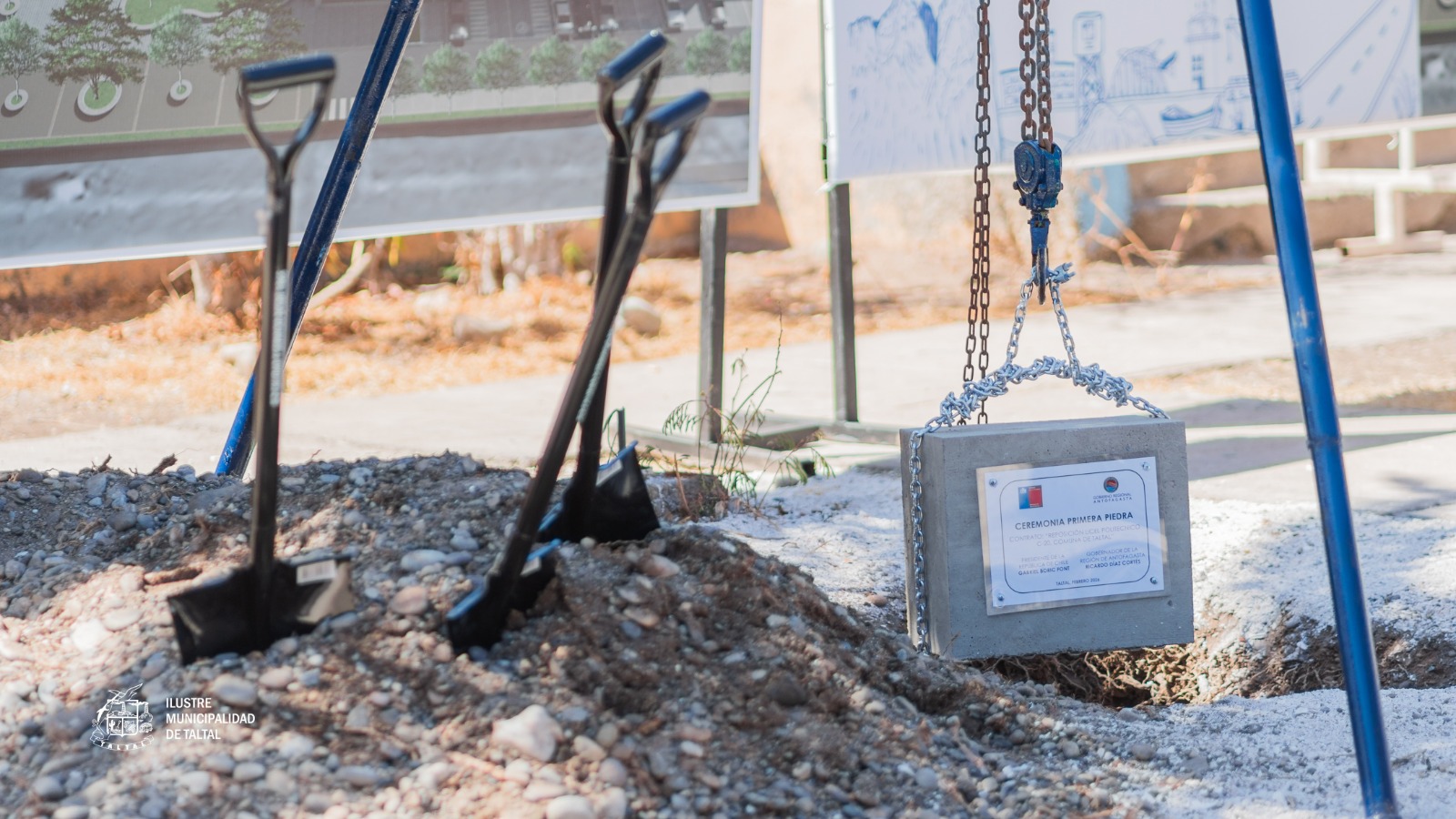 Placa conmemorativa desciende con cadena en ceremonia simbólica primera piedra Liceo Politécnico C-20 Taltal