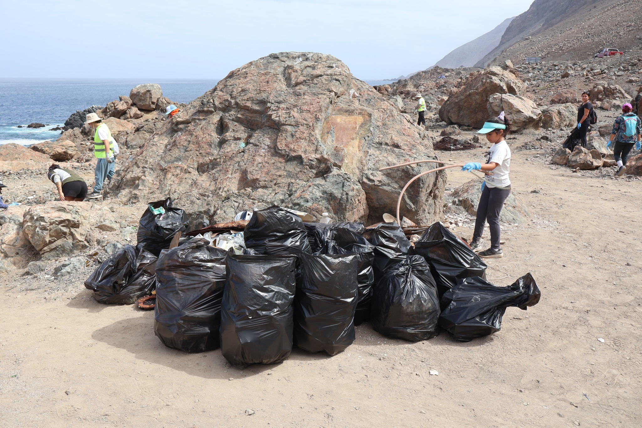 Retiro de plásticos y residuos desde sectores rocosos en Taltal durante operativo de limpieza costera.