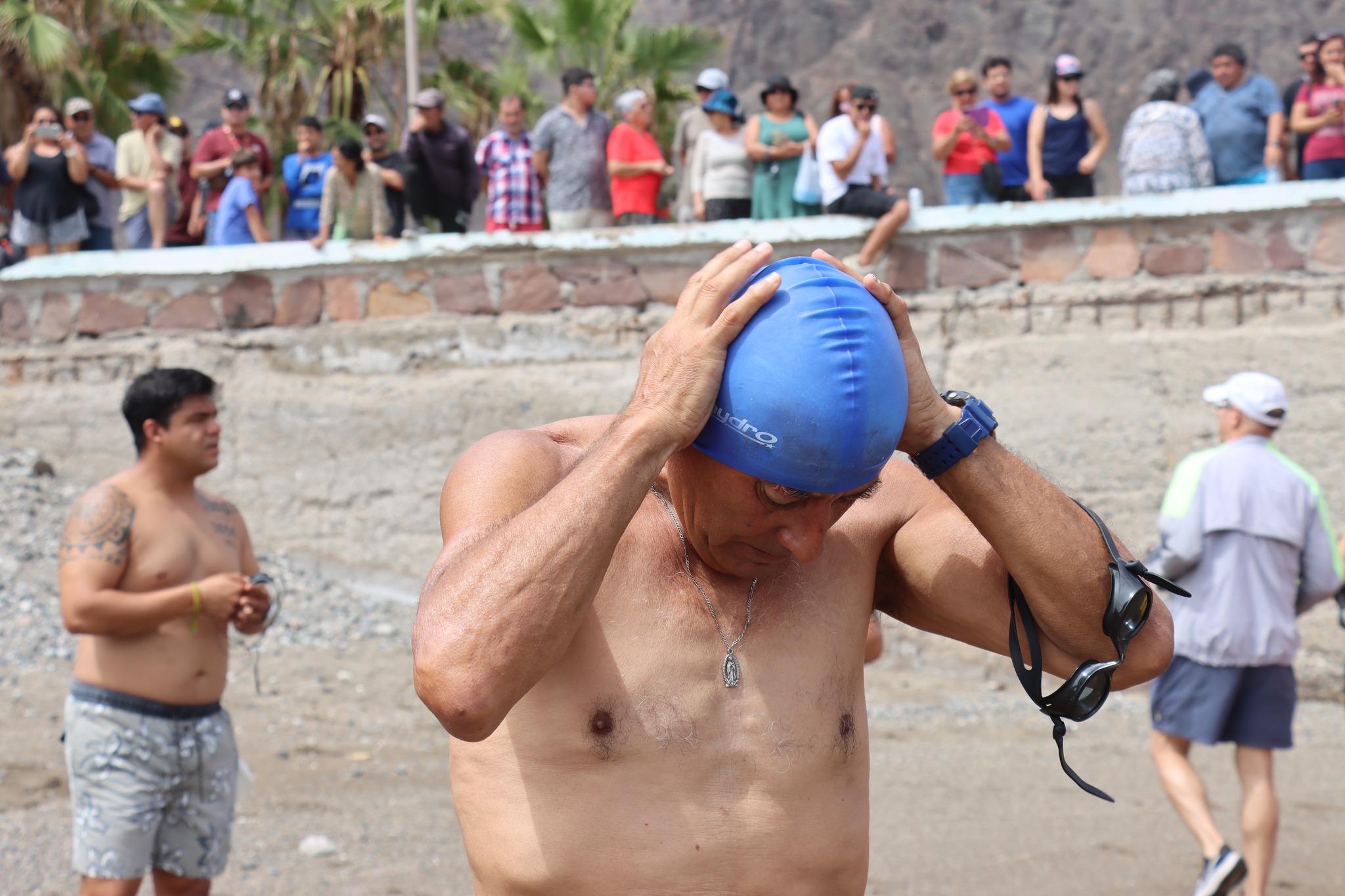 Tarzán Álvarez ajusta gorro tras 26 años de travesía a nado en honor a Virgen de Lourdes sector La Puntilla Taltal febrero 2026.