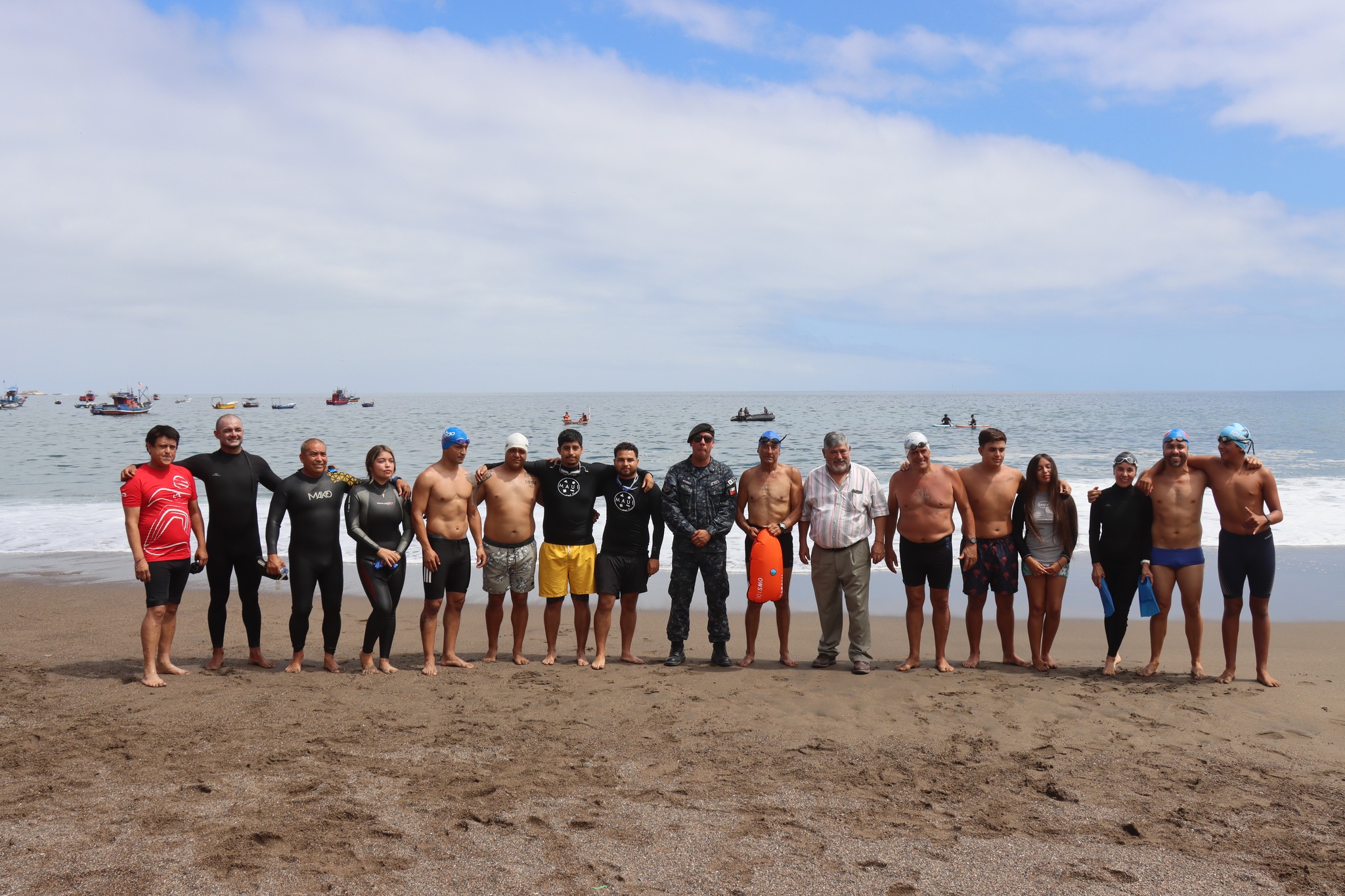 Tarzán Álvarez y 11 nadadores junto a autoridades y comunidad tras 26° travesía a nado Virgen de Lourdes Taltal febrero 2026.