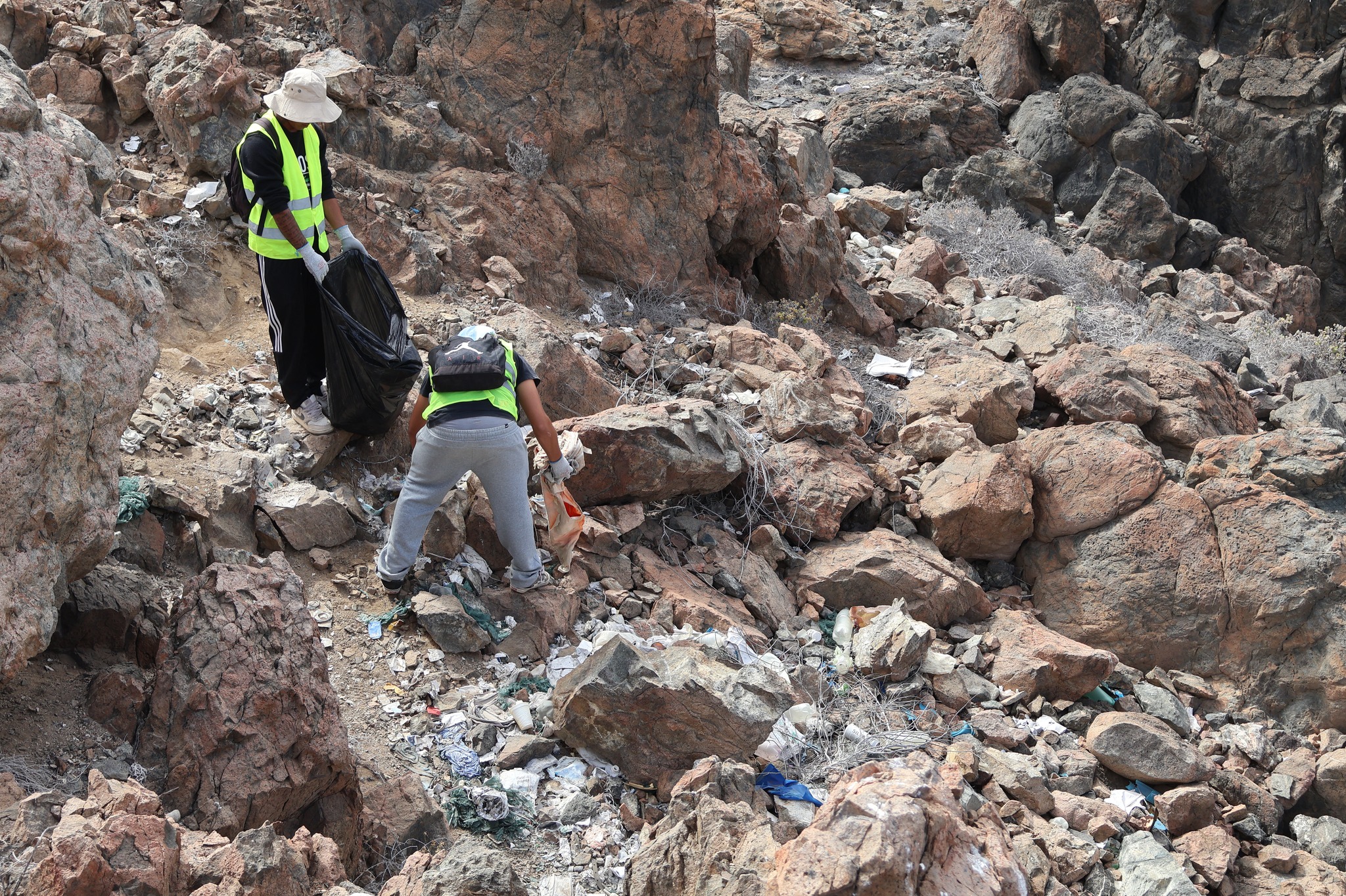 Voluntarios retiran residuos en quebrada y roqueríos durante jornada de limpieza en Los Vientos, Taltal.