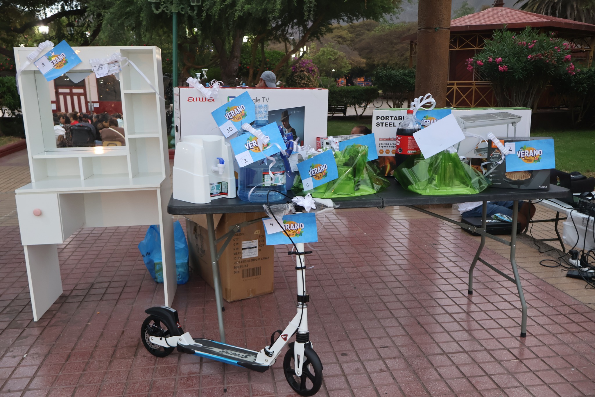 Premios en exhibición en la jornada final del Gran Bingo Veraniego en Plaza de Armas, Taltal.
