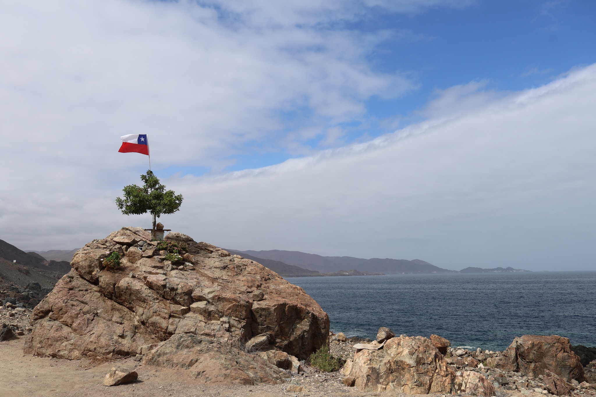 Grupo de voluntarios recorre sendero costero de Taltal durante limpieza del sector patrimonial Los Vientos.