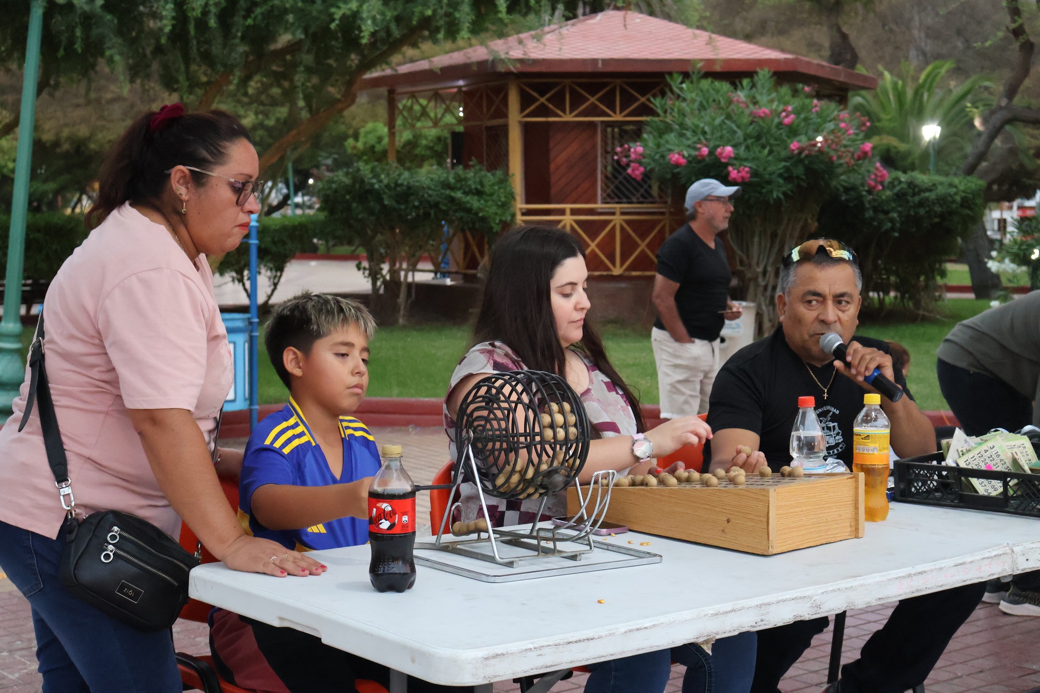 Tómbola y animación del bingo durante el cierre del Verano 2026 en Plaza Prat de Taltal.