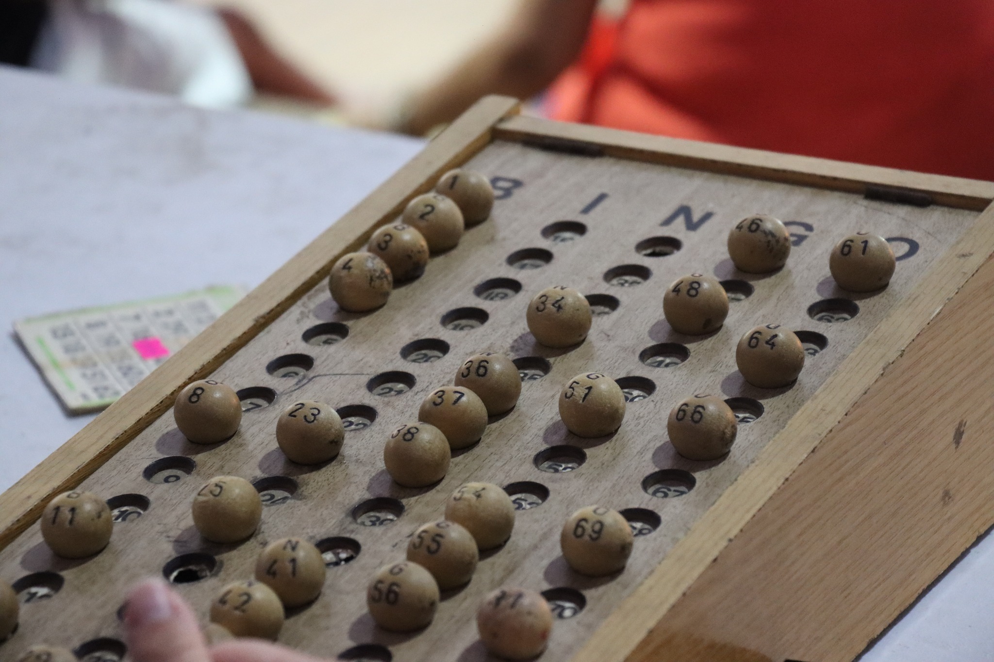 Detalle del tablero de bingo con bolillas numeradas durante el Gran Bingo Veraniego en Plaza de Armas, Taltal.