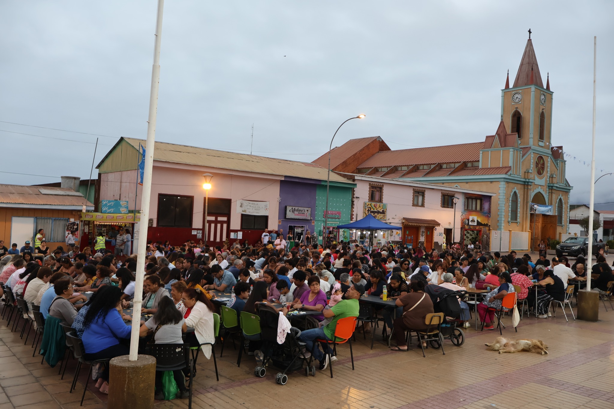 Plaza de Armas repleta de familias durante la última jornada del Gran Bingo Veraniego en Taltal – Verano 2026.