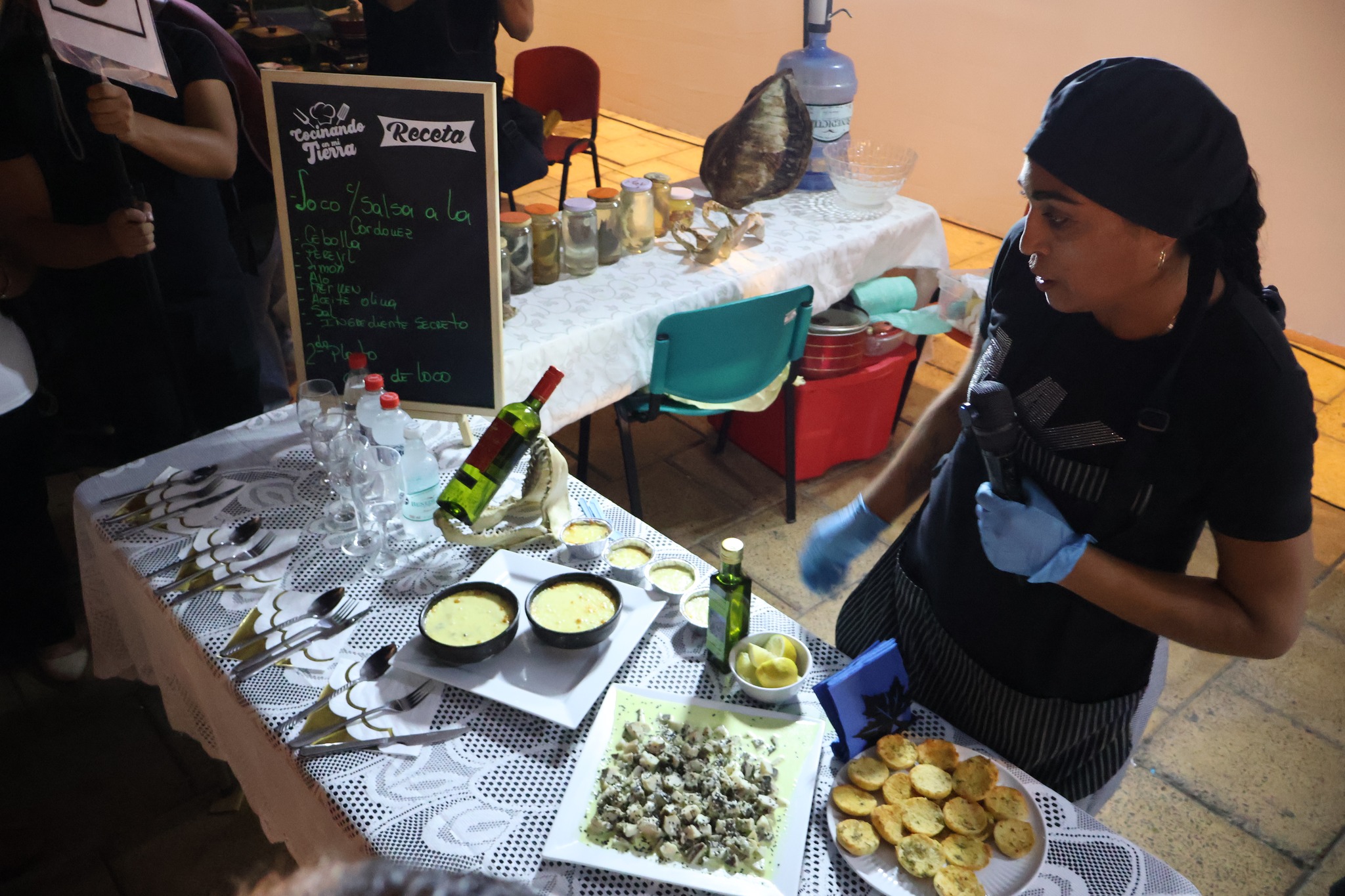 Participante presenta su receta ante el jurado en el concurso gastronómico “Sabores Marinos”, Taltal 2026.
