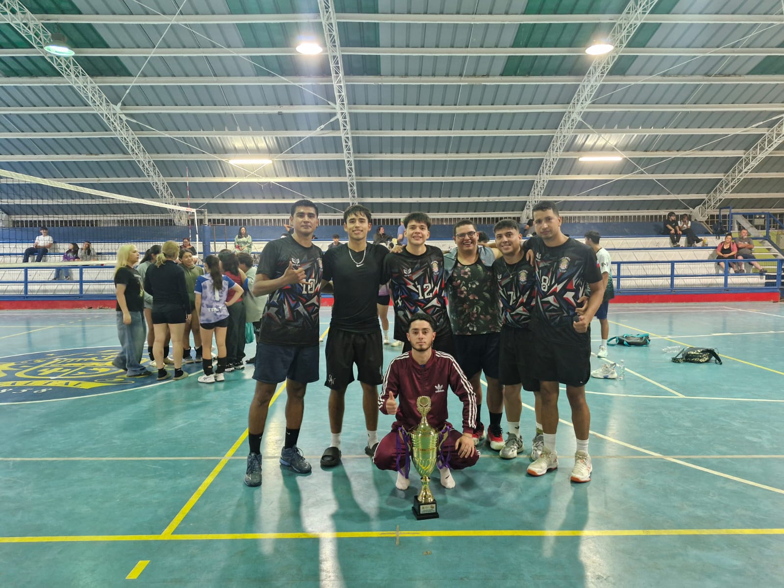 Equipo campeón de la categoría varones posa con la copa tras la final del Voleibol Verano Taltal 2026.