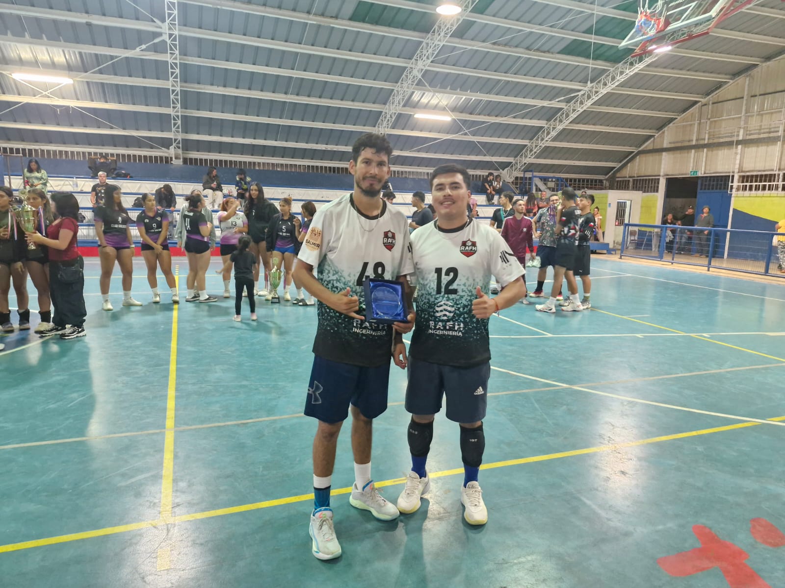 Jugadores de RAFH reciben reconocimiento durante la premiación del Voleibol Verano Taltal 2026 en el Estadio Techado.