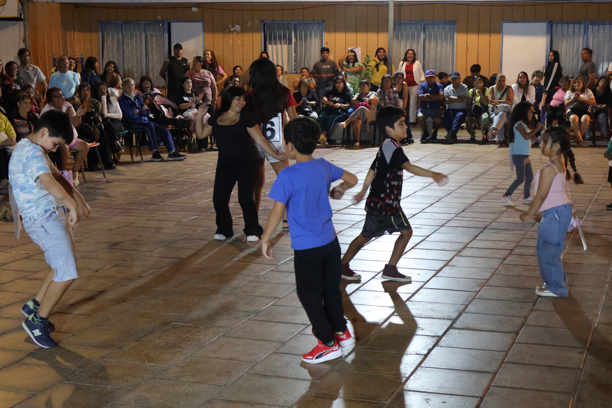 Niños y niñas ingresan a la pista y participan de la dinámica de baile.