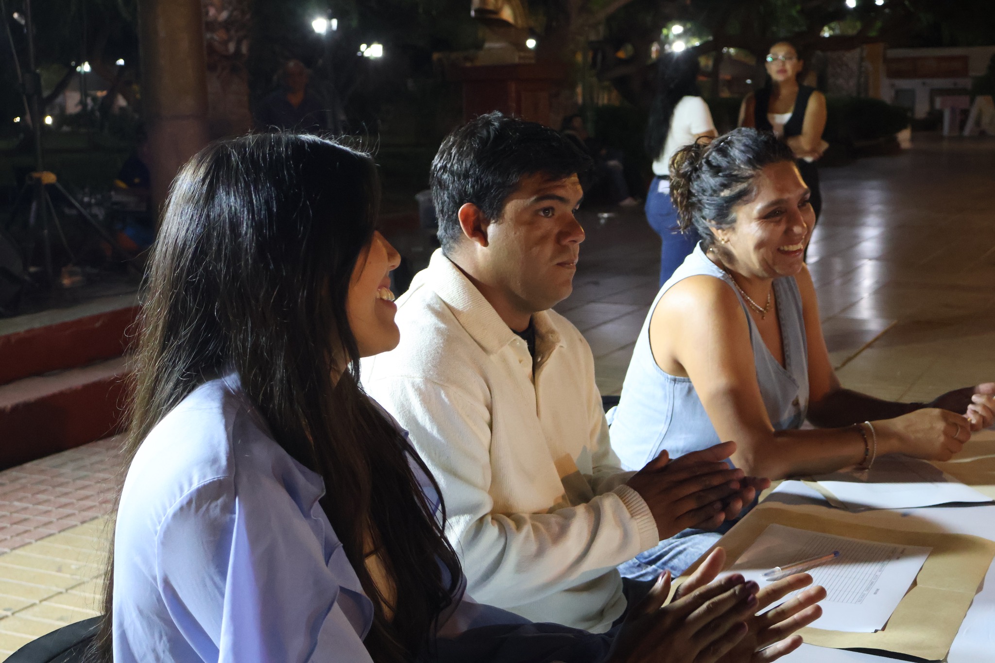 Integrantes de jurado revisan planillas durante el concurso de baile en Taltal.