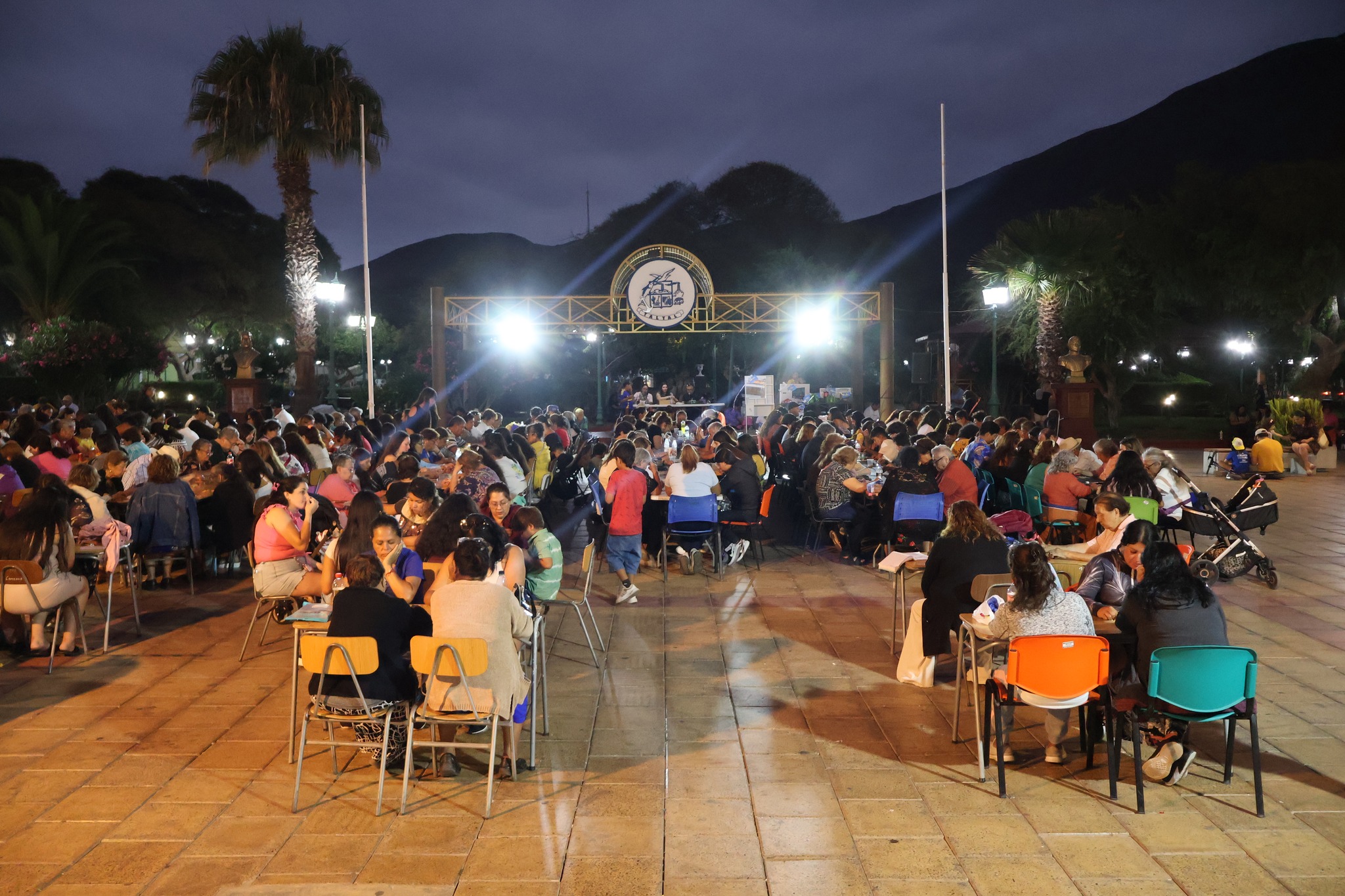 Vista nocturna de Plaza Prat llena de público durante el Bingo Veraniego Taltal 2026.