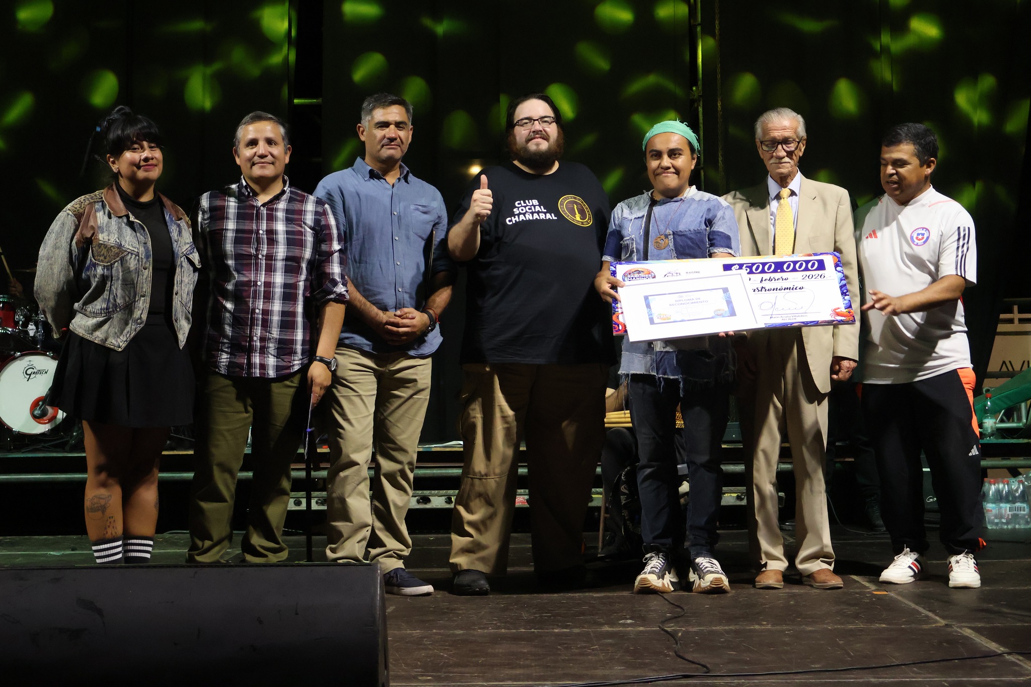 Ganador recibe cheque simbólico de $500.000 durante la premiación del concurso gastronómico “Sabores Marinos” en Taltal.