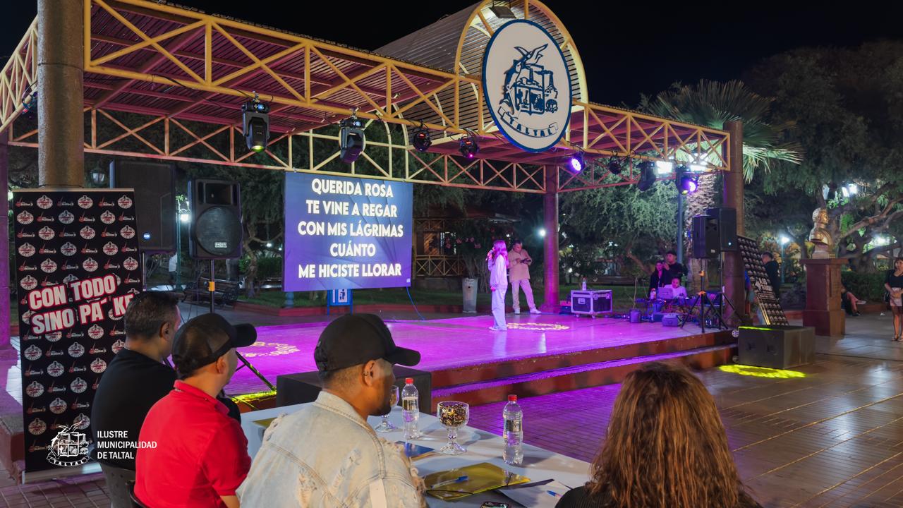 Escenario principal y pantalla con letras durante presentaciones de la Gran Final de Karaoke Verano Taltal 2026.