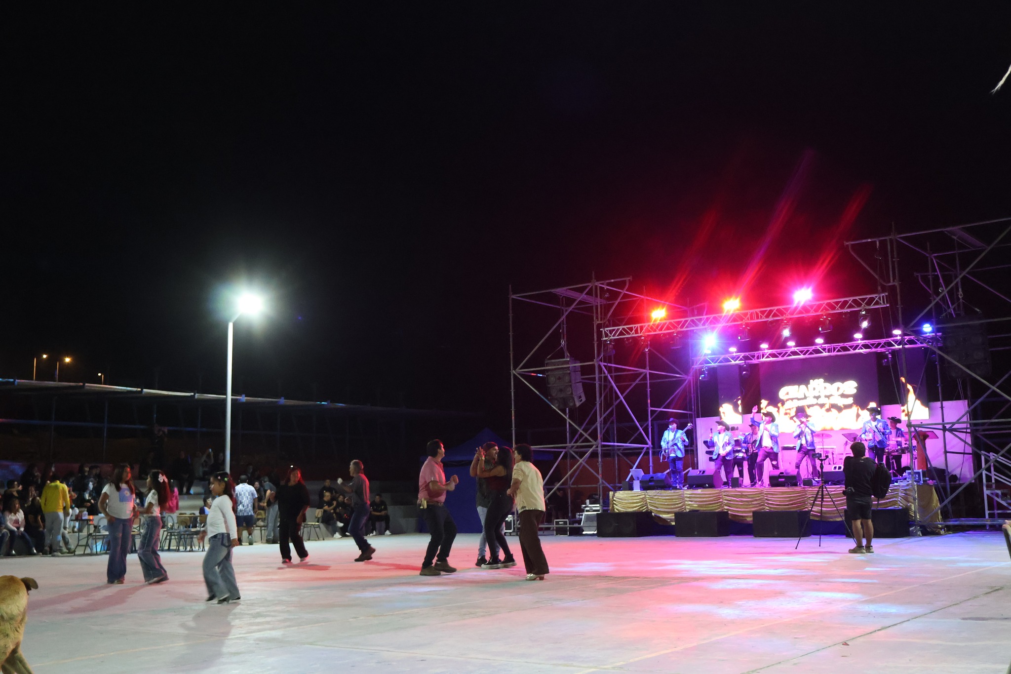 Vista panorámica de la plaza con el escenario iluminado y público asistente en el cierre del Verano 2026 en Paposo.