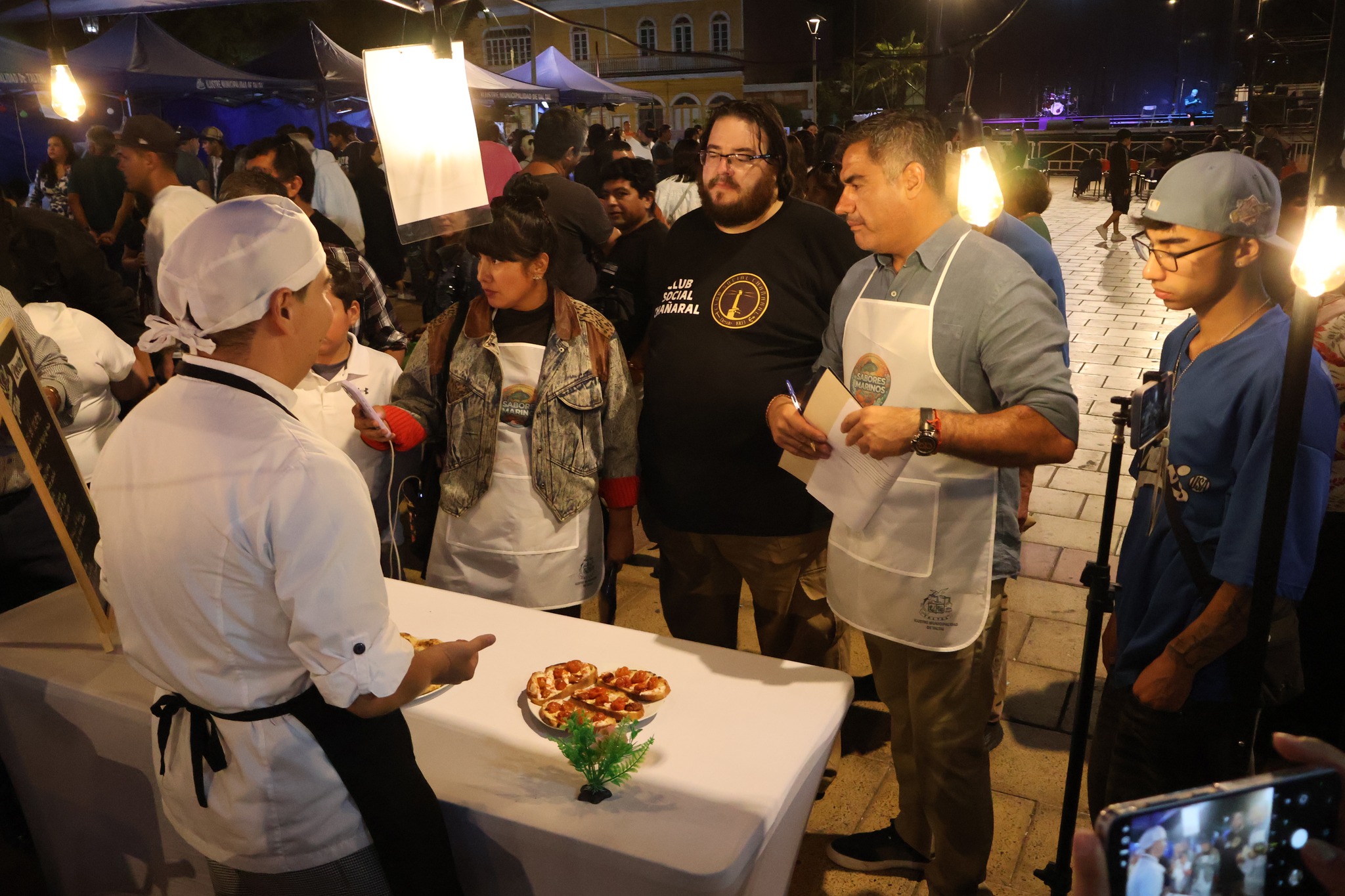 Jurado toma apuntes y degusta preparaciones durante el concurso “Sabores Marinos” en Taltal 2026.