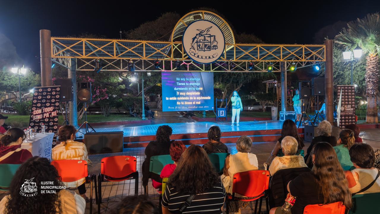 Público asistente en la Gran Final de Karaoke del Verano 2026 en Plaza de Armas de Taltal, con alta convocatoria y ambiente familiar.