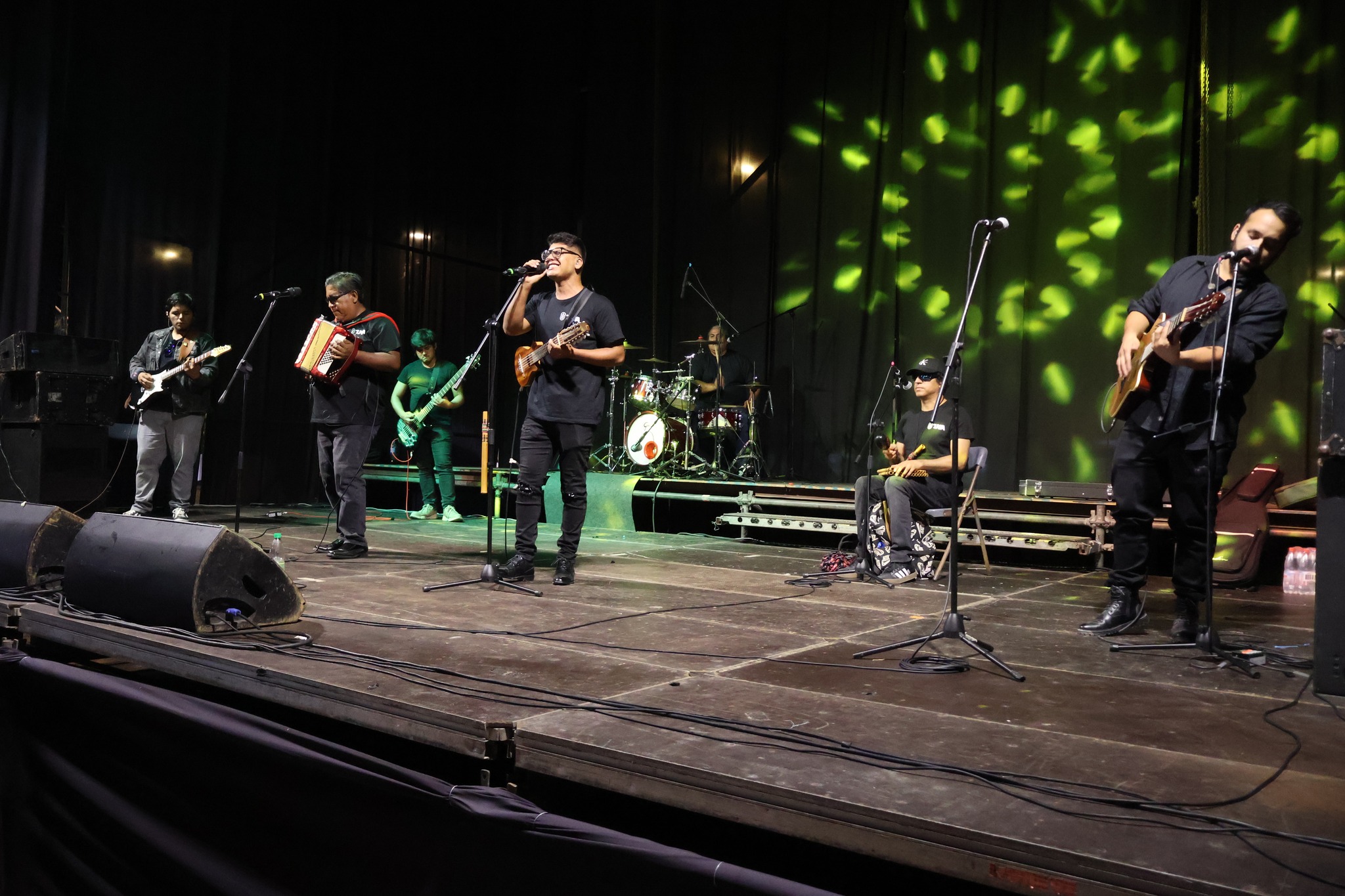 Presentación musical en escenario principal en el cierre del evento “Sabores Marinos”, Taltal 2026.