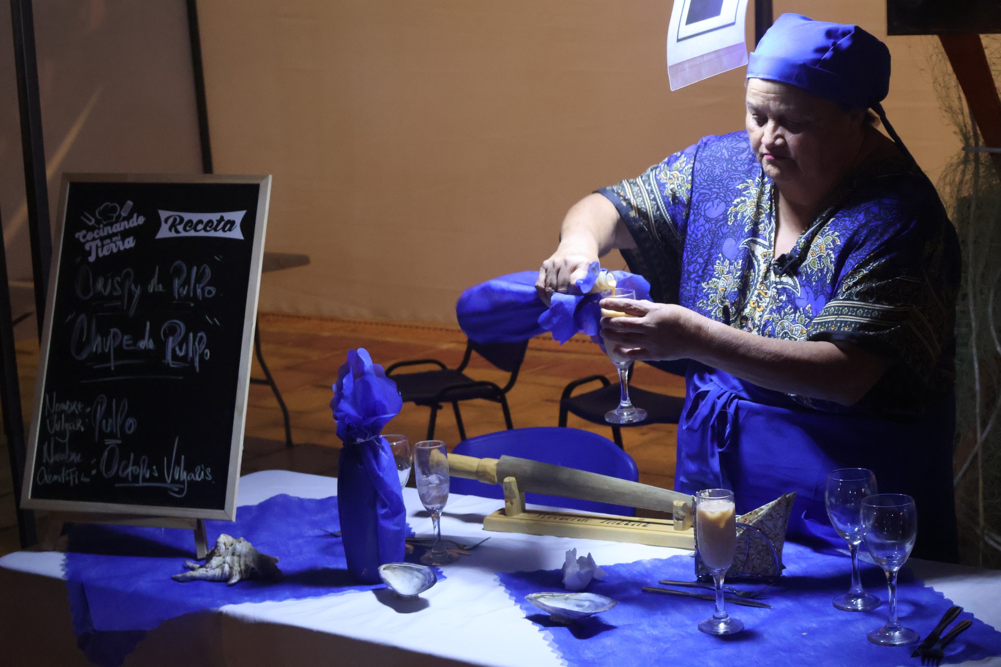 Jurado y participantes conversan durante la evaluación de recetas en “Sabores Marinos”, Taltal 2026.