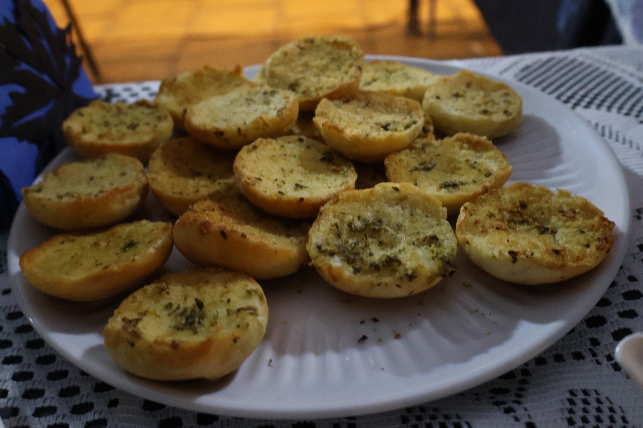 Bocadillos sobre pan con ingredientes marinos listos para degustación en “Sabores Marinos”, Taltal 2026.