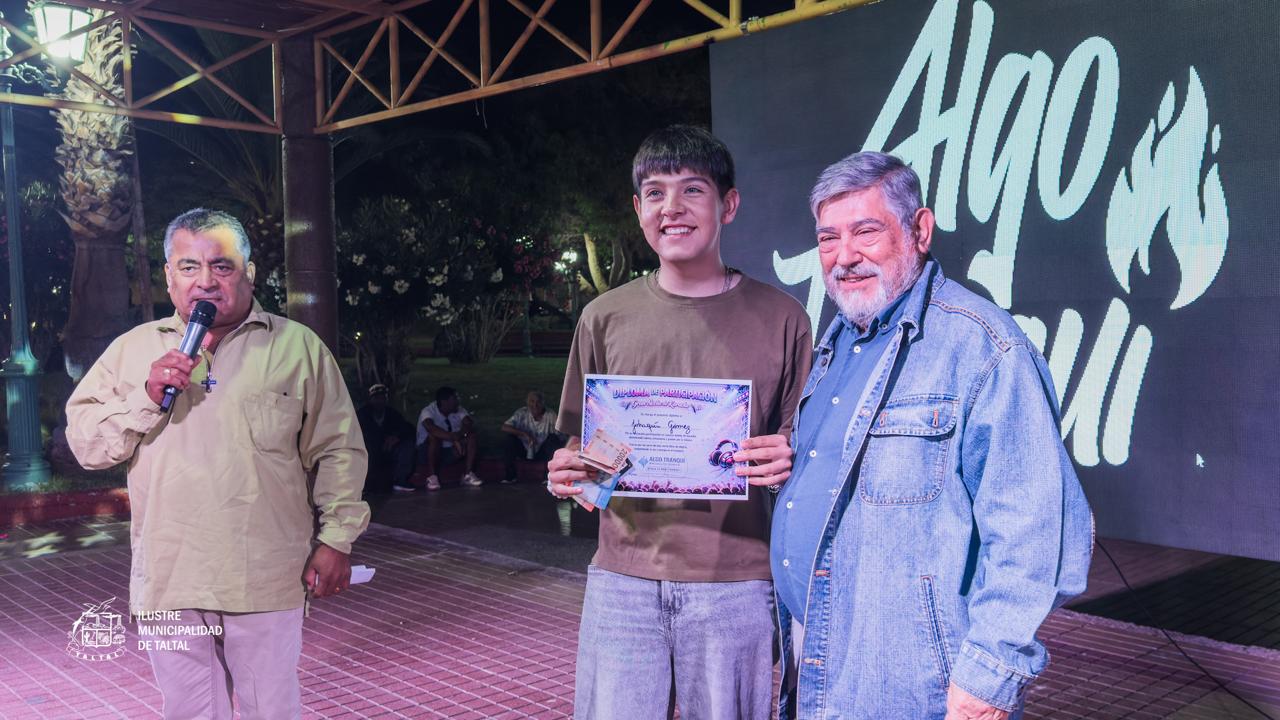 Joaquín Gómez recibe reconocimiento tras consagrarse campeón de la Gran Final de Karaoke Verano Taltal 2026.