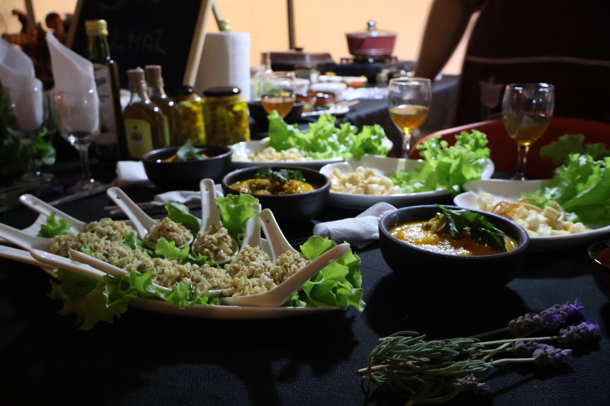 Mesa de degustación con preparaciones marinas y presentación gourmet durante “Sabores Marinos” en Taltal 2026.
