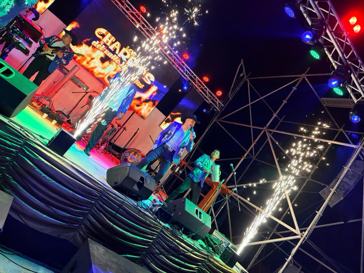 Los Charros del Valle de Elqui en el escenario con efectos pirotécnicos durante el cierre del Verano 2026 en Paposo.