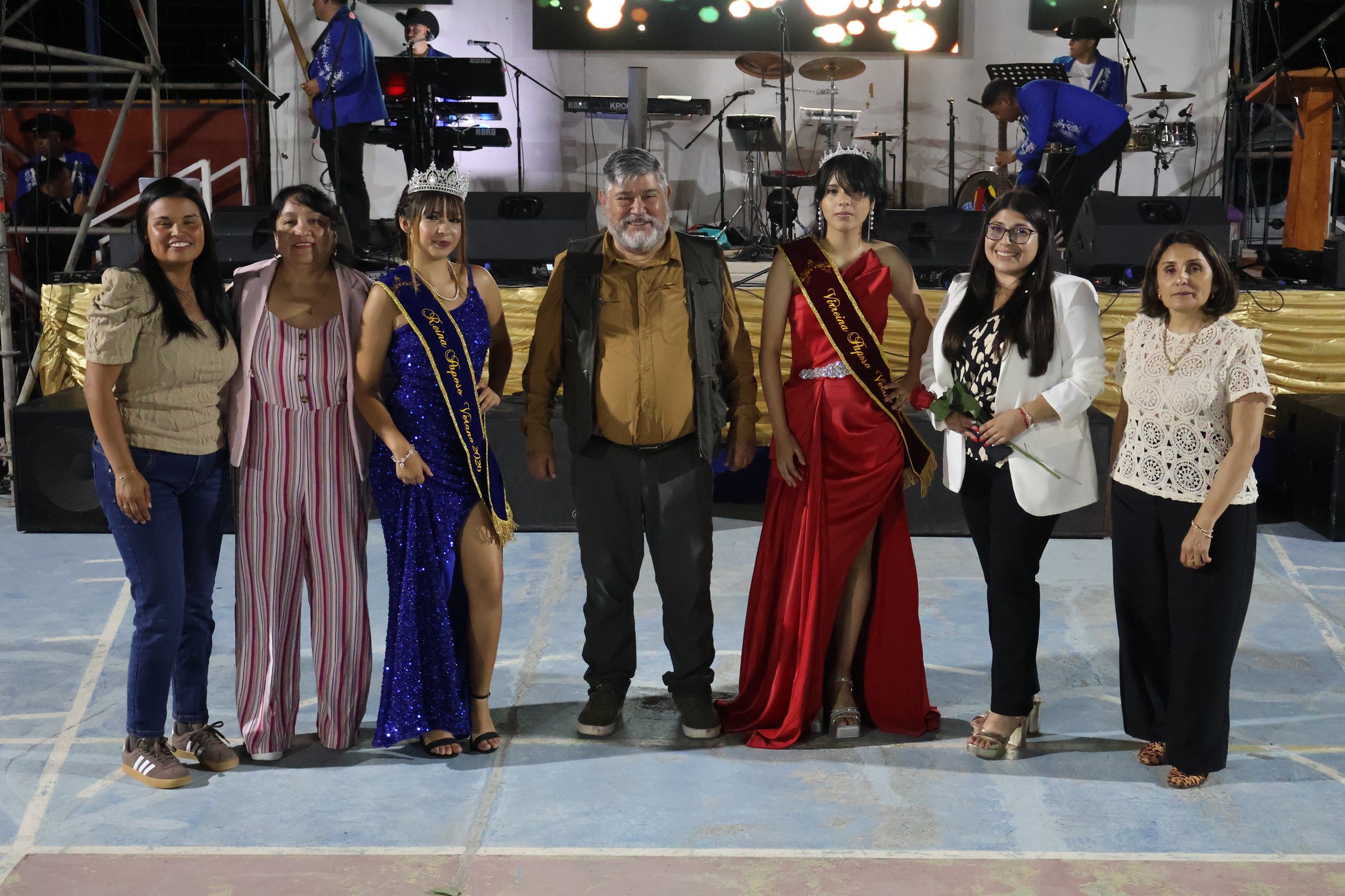 Foto grupal con Reina y Virreina junto a autoridades y organizadores al cierre del Verano 2026 en Paposo.