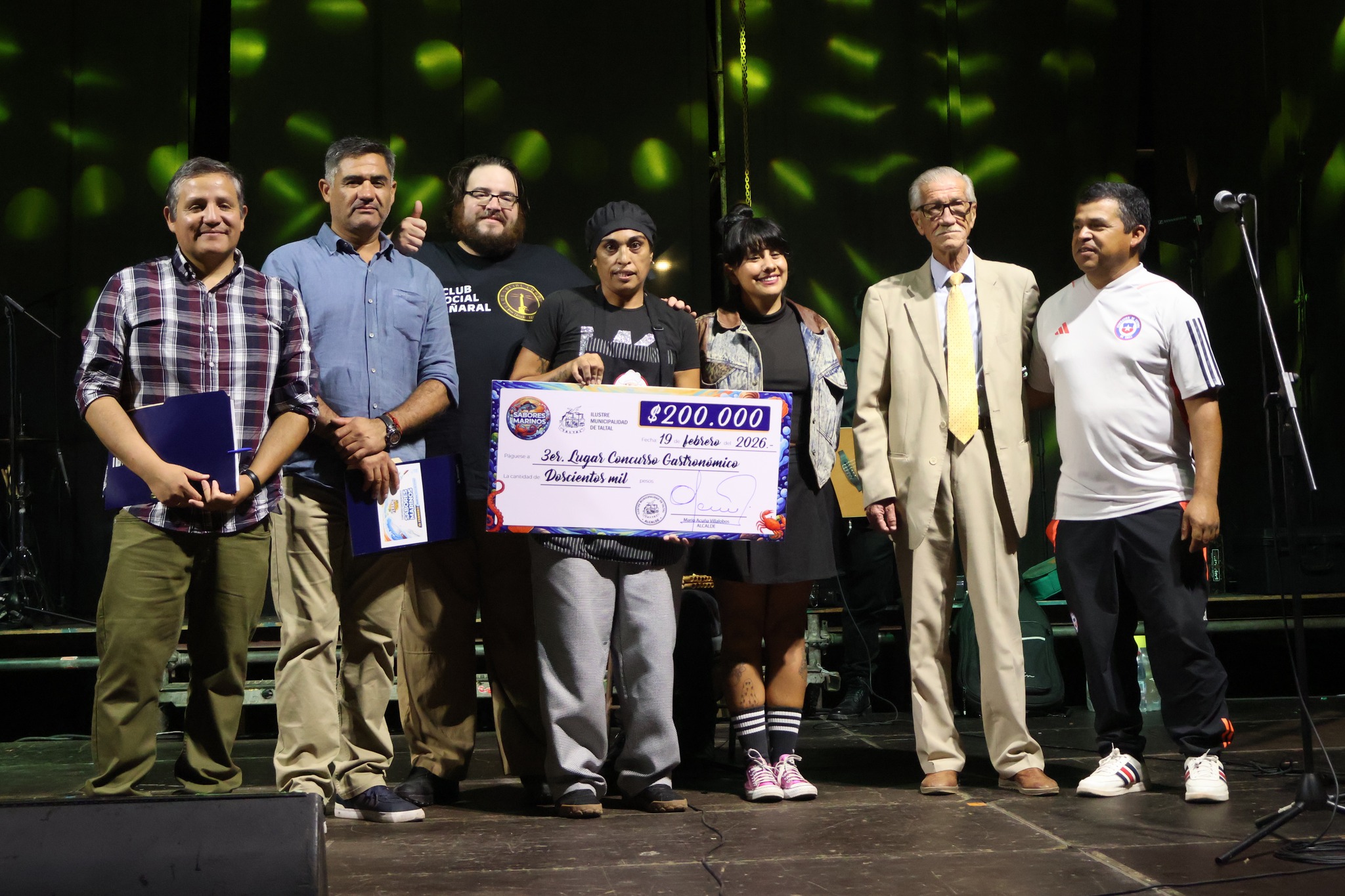 Premiación del tercer lugar con cheque simbólico de $200.000 en escenario de “Sabores Marinos”, Taltal 2026.