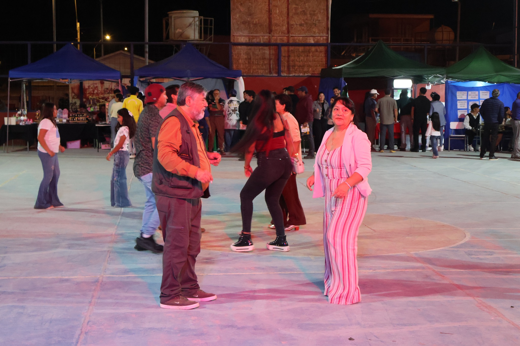 Ambiente familiar y baile en la plaza durante la jornada de cierre del Verano 2026 en Paposo.