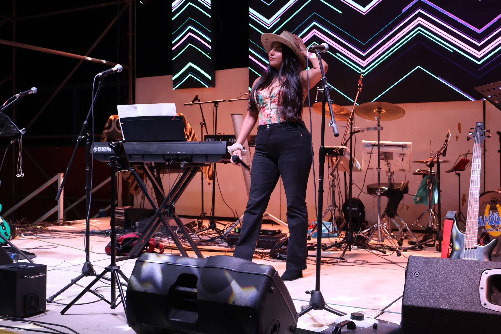 Cantante en el escenario durante su presentación en el cierre del Verano 2026 en Paposo.