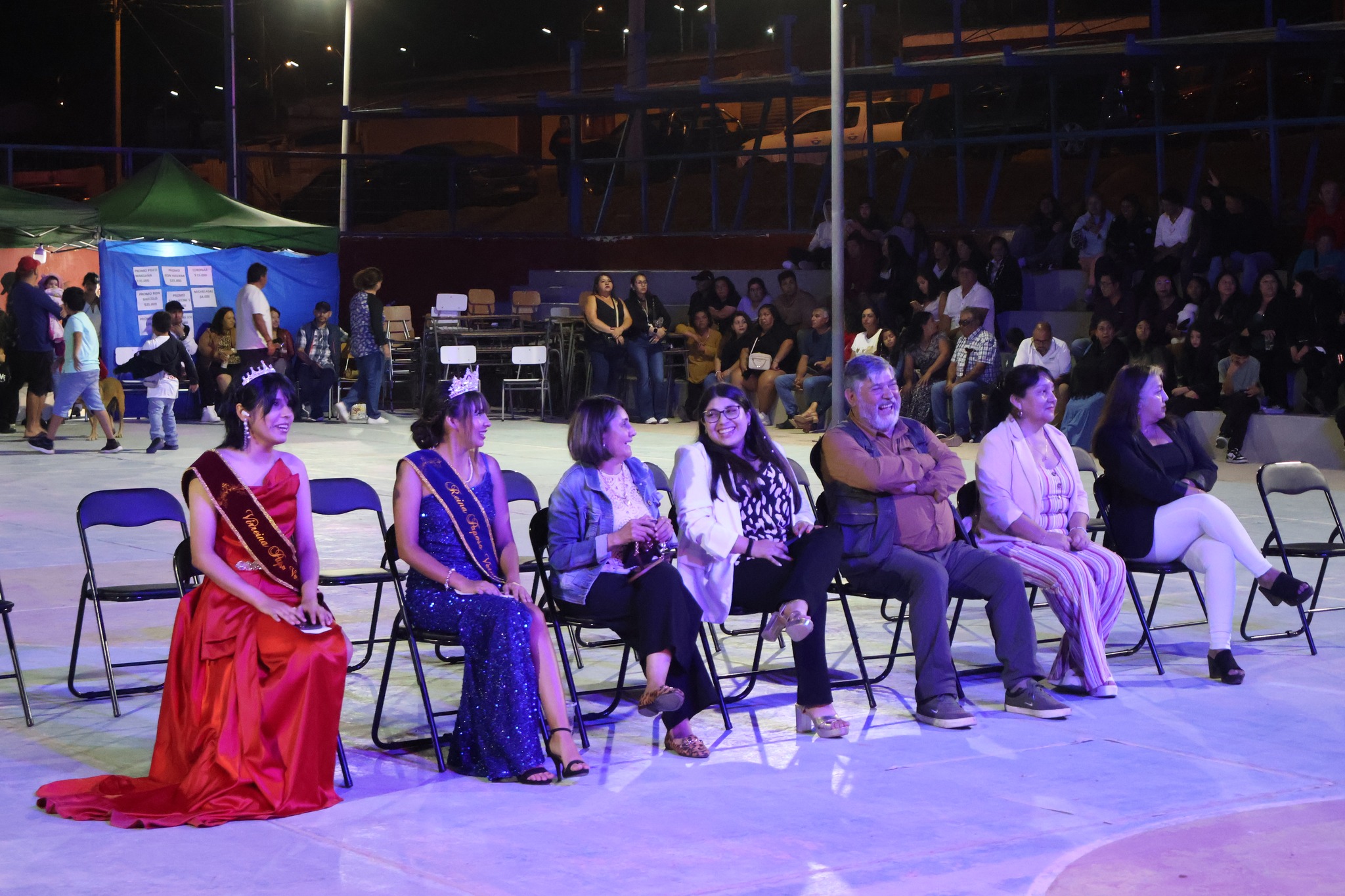 Reina y Virreina del Verano 2026 junto al jurado en primera fila durante la actividad en Paposo.