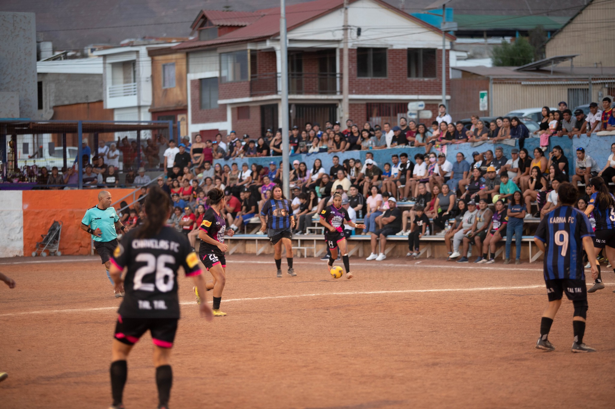 Vista general del partido con tribuna llena en la final del Futbolito Femenino Verano Taltal 2026.