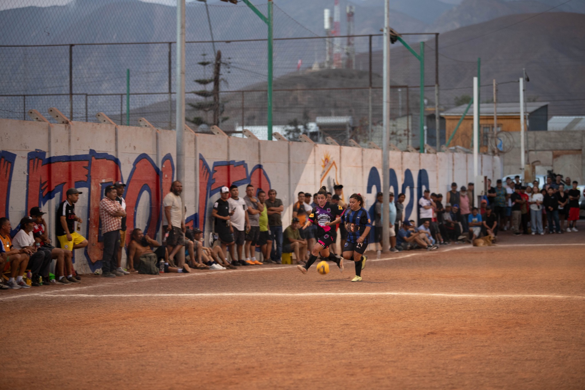 Duelo por la banda con el público en la tribuna durante la final Karinas FC vs Chavelaz en Taltal 2026.