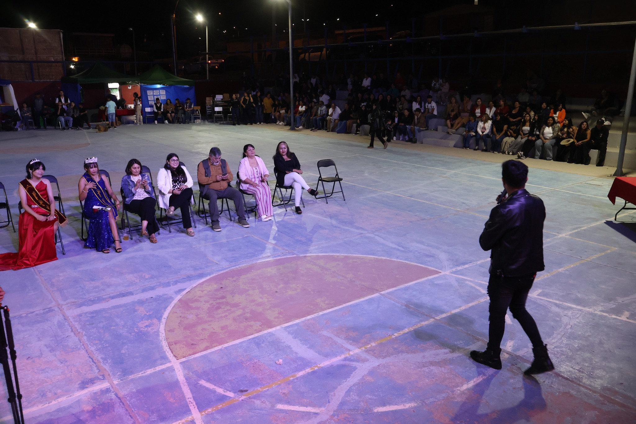 Jurado y autoridades observan la presentación desde primera fila durante el cierre del Verano 2026 en Paposo.