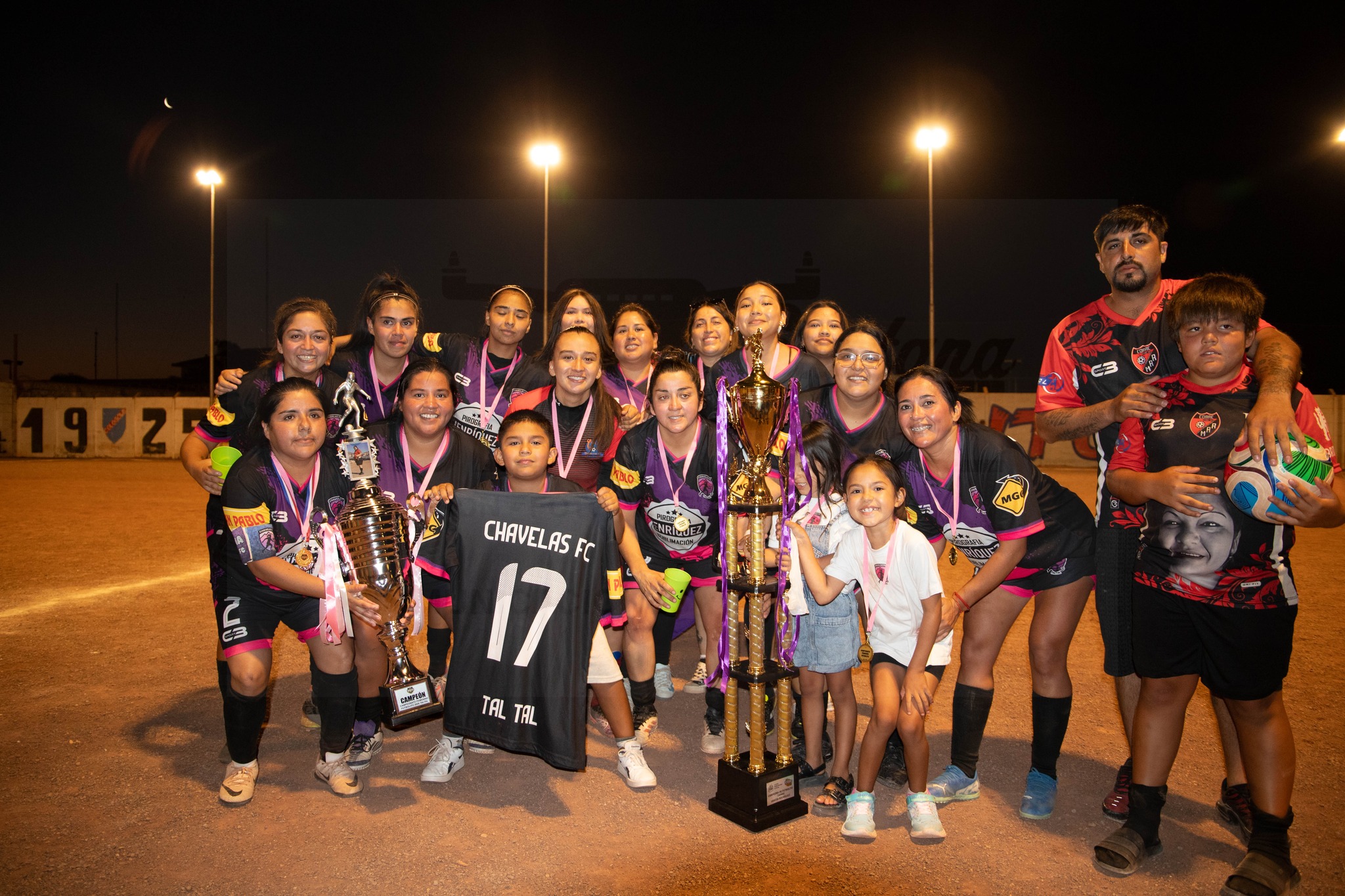 Chavelaz celebra el título con trofeos y medallas tras ganar la final del Futbolito Femenino Verano Taltal 2026.