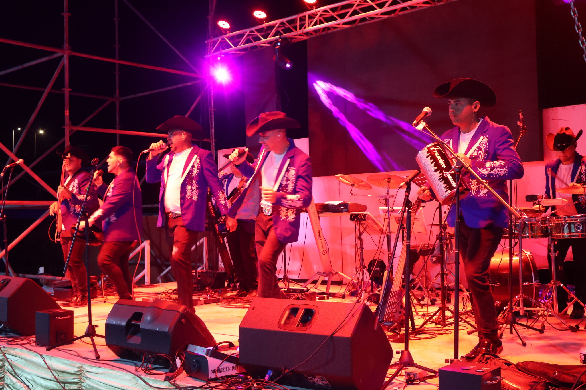 Integrantes de Los Charros del Valle de Elqui interpretando su show en vivo durante el cierre del Verano 2026 en Paposo.