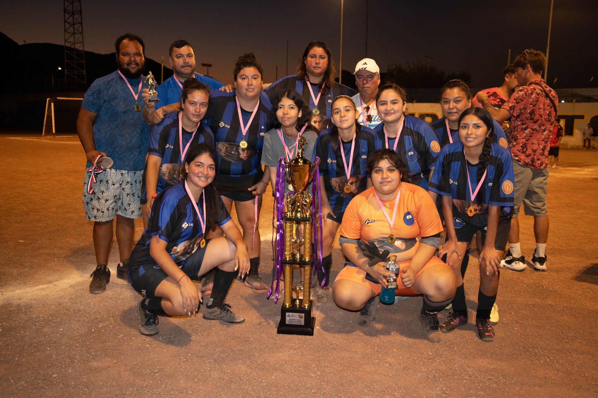 Karinas FC posa con medallas y reconocimiento tras la final del Futbolito Femenino Verano Taltal 2026.